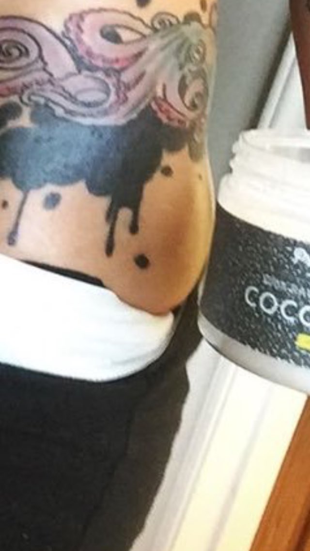 PBandJeneIIous's tweet photo. Another symptom of your mystery illness or just you sucking at photoshop like you do at life π #stopit #yourenotfat https://t.co/76gtj5b3P4
