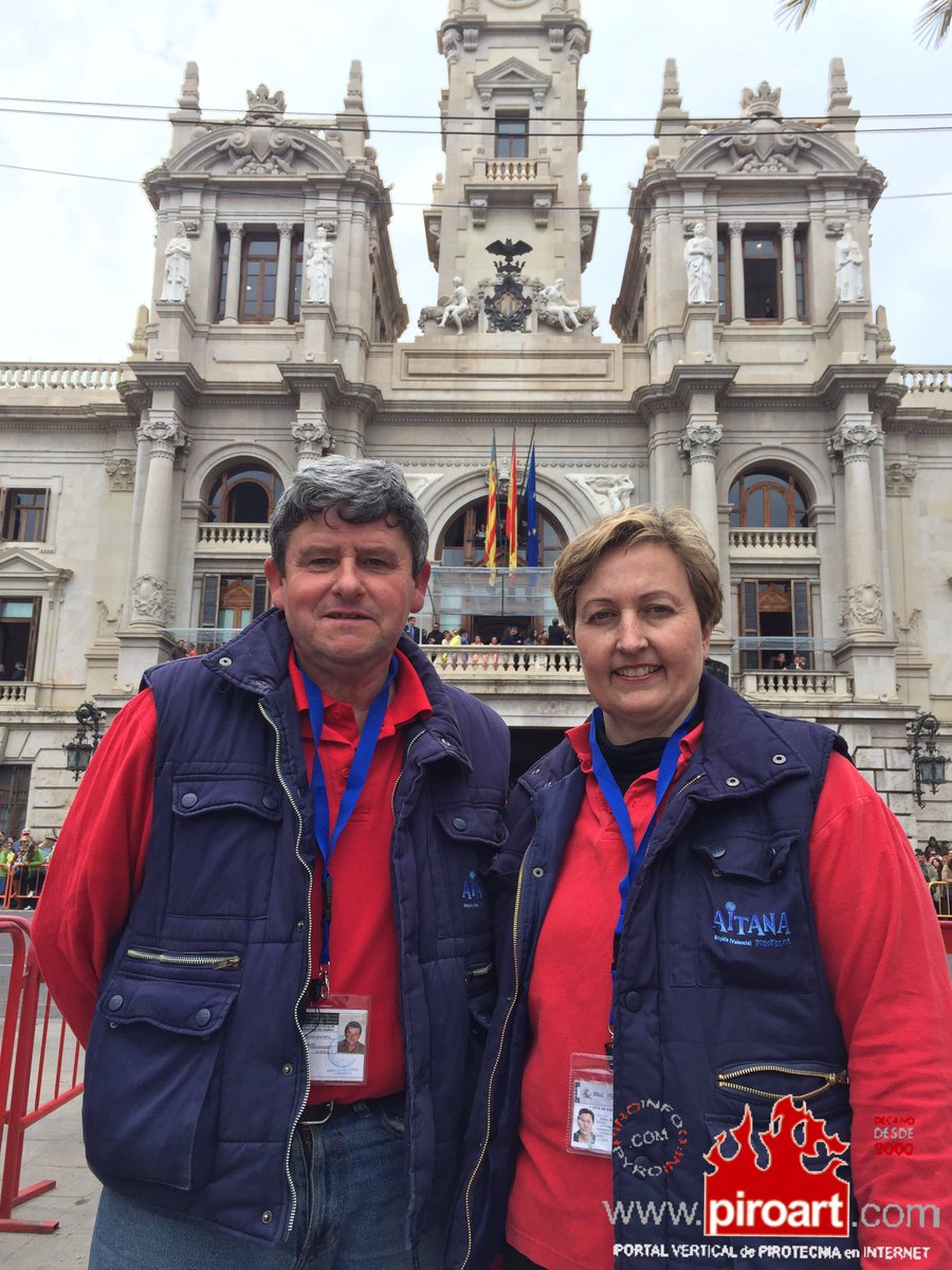 PIROART's tweet photo. Imágenes de la mascletá de Aitana en la plaza del Ayuntamiento de Valencia, 14ª del ciclo fallero https://t.co/W6Sh9hAk5x