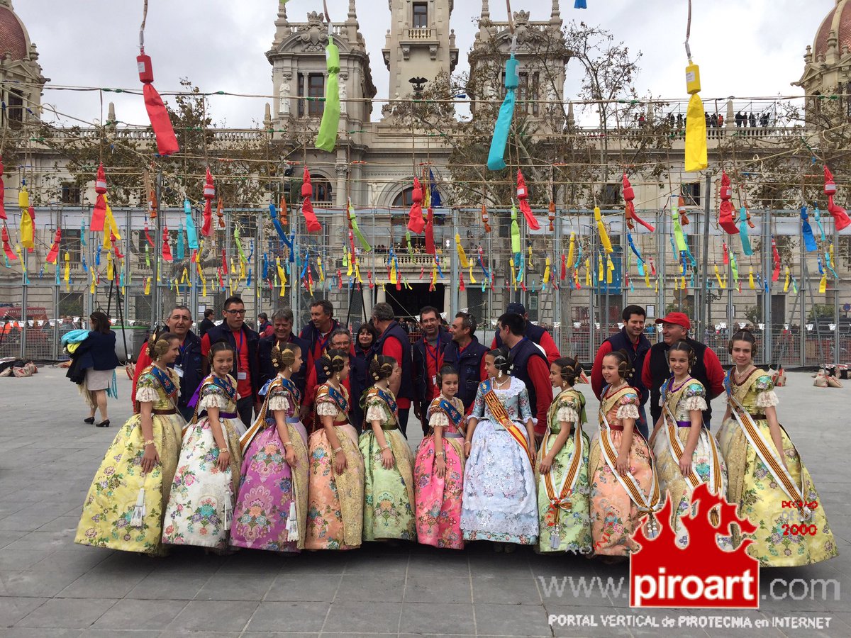 PIROART's tweet photo. Imágenes de la mascletá de Aitana en la plaza del Ayuntamiento de Valencia, 14ª del ciclo fallero https://t.co/W6Sh9hAk5x