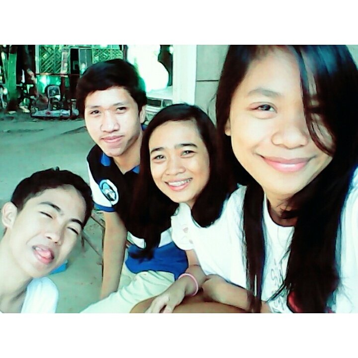 rosamariyaah's tweet photo. Labanan ng eyebags hahahahaha 😂😂 @junamayalano @ZenKems @superfluity_me https://t.co/ZHb67VE8Ac