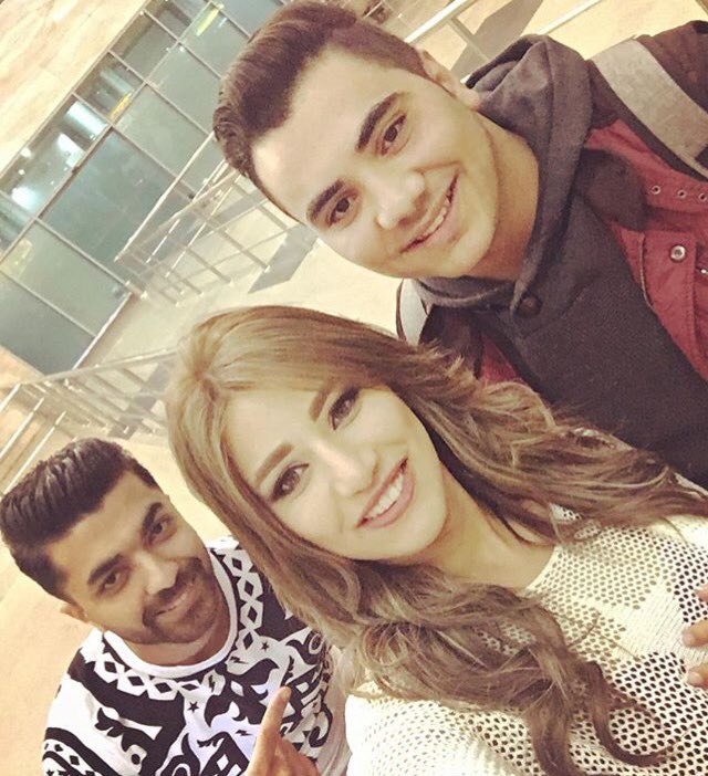 chi_jdid's tweet photo. #محمد_عباس و #هايدي_موسى في استقبال #نسيم_الرايسي في #مصر 
@Haidy_Moussa 
@MohamedAbbaass 
@Nassim_Raissi https://t.co/GGsdA9xYdx