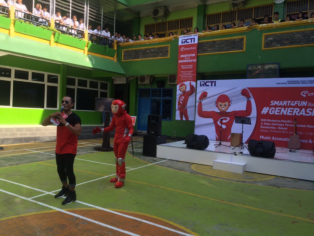 smartfrenworld's tweet photo. Rame banget! Seru! Keren nih SMK Binakarya Mandiri #Generasi4G #Smart4Fun https://t.co/rPiwUWK5nF