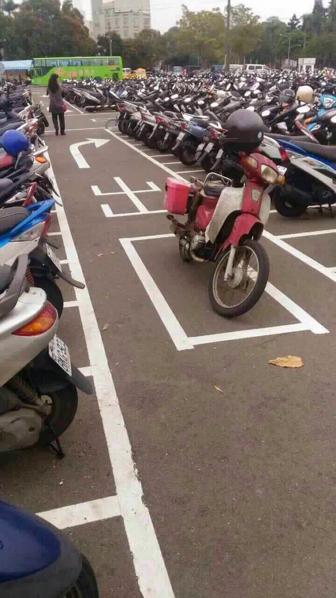 台湾のバイク駐輪場に、明らかなキチガイがいた..ww