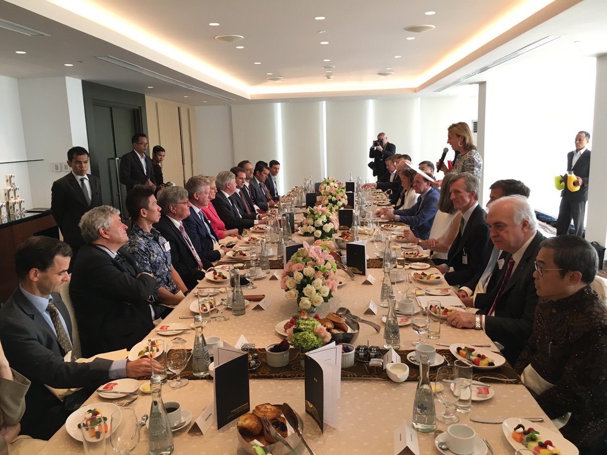 VBOFEB's tweet photo. Belgian companies and their local partners presenting their success stories during @VBOFEB Breakfast #BEmissionIDN https://t.co/WlpNX0lEvc