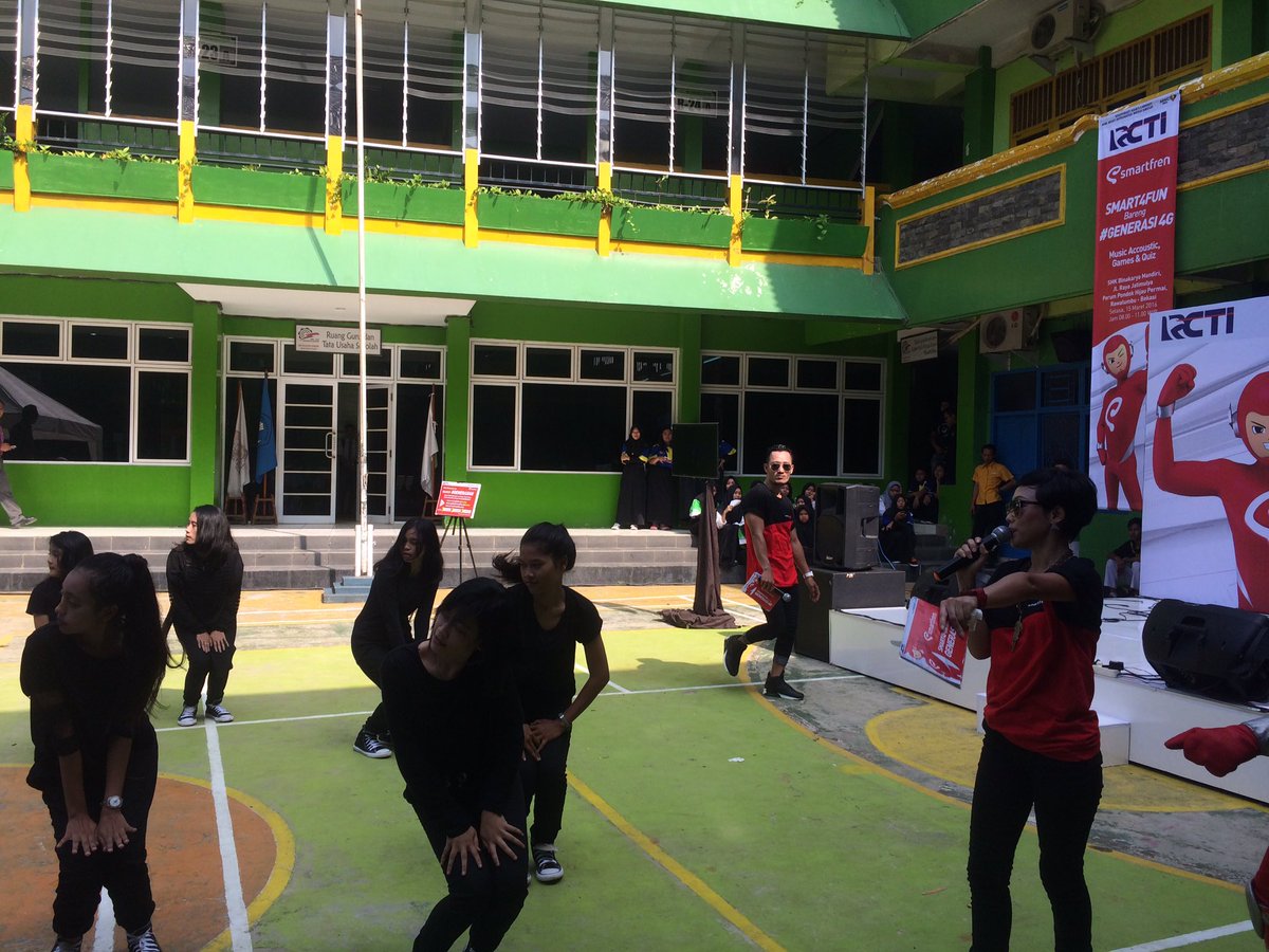 smartfrenworld's tweet photo. Penampilan dance SMK Binakarya Mandiri Bekasi! Wow! #Generasi4G #Smart4Fun https://t.co/IBMJu3qZhs