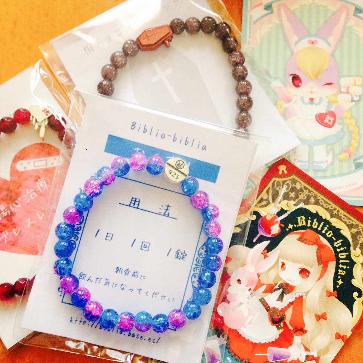 Watabok0's tweet photo. よみこさん(@biblio_biblia )のブレスレット購入しました…可愛い…！日にかざすとキラキラしたり実物本当素敵なのです……… https://t.co/d8Qe27quNK