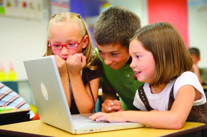 TheKidsCoding's tweet image. These children are benefiting from coding lessons thanks to volunteers! #kidscoding