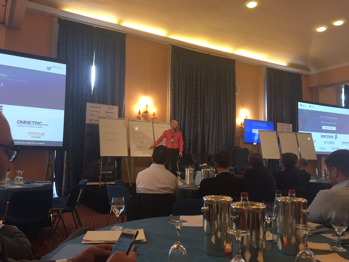 gaiagallotti's tweet photo. You do not control your #smartphone, it controls you! @Bardissimo #IDCUES16 #killpowerpoint #whiteboards4days https://t.co/f9hi90QHoN