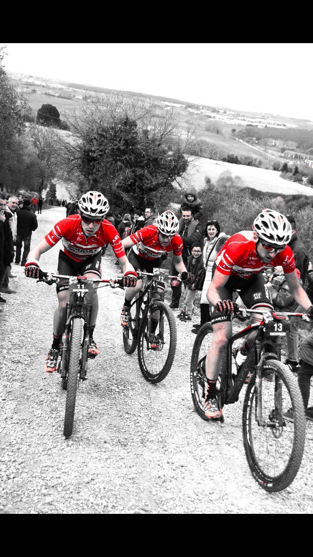 Il treno Rosso SOUDAL-Parkpre .. <a href="/srmtraining/">SRM Training System</a> <a href="/CominelliCri/">Cristian Cominelli</a> <a href="/martinotronky/">Martino Tronconi</a> @Lotto_Soudal <a href="/parkprebicycles/">PARKPRE BICYCLE</a>