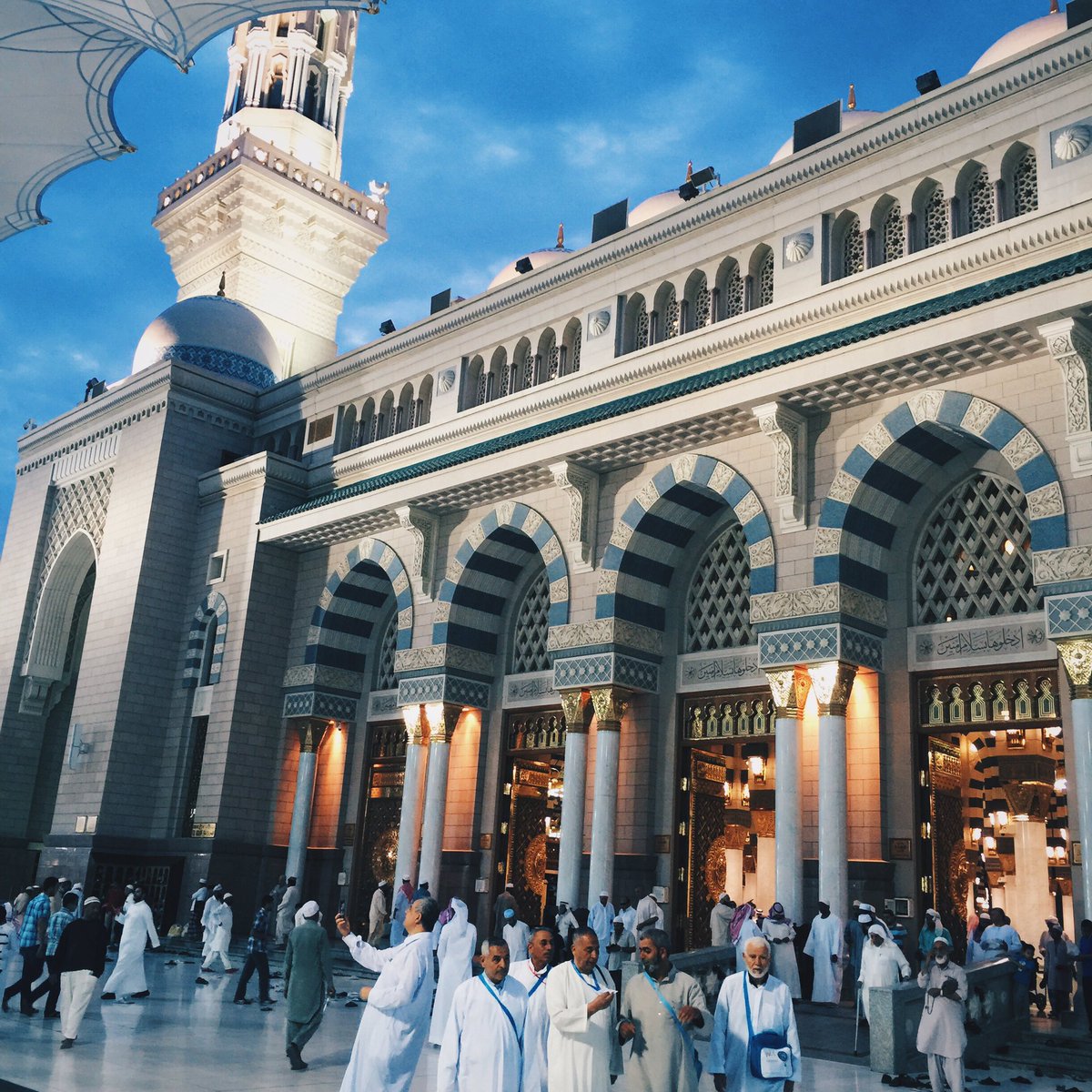 Radhifakh's tweet photo. Masjid An-Nabawi. No matter how many shots i snap, they still dont do justice to how beautiful this mosque really is https://t.co/ObCal0HvPY