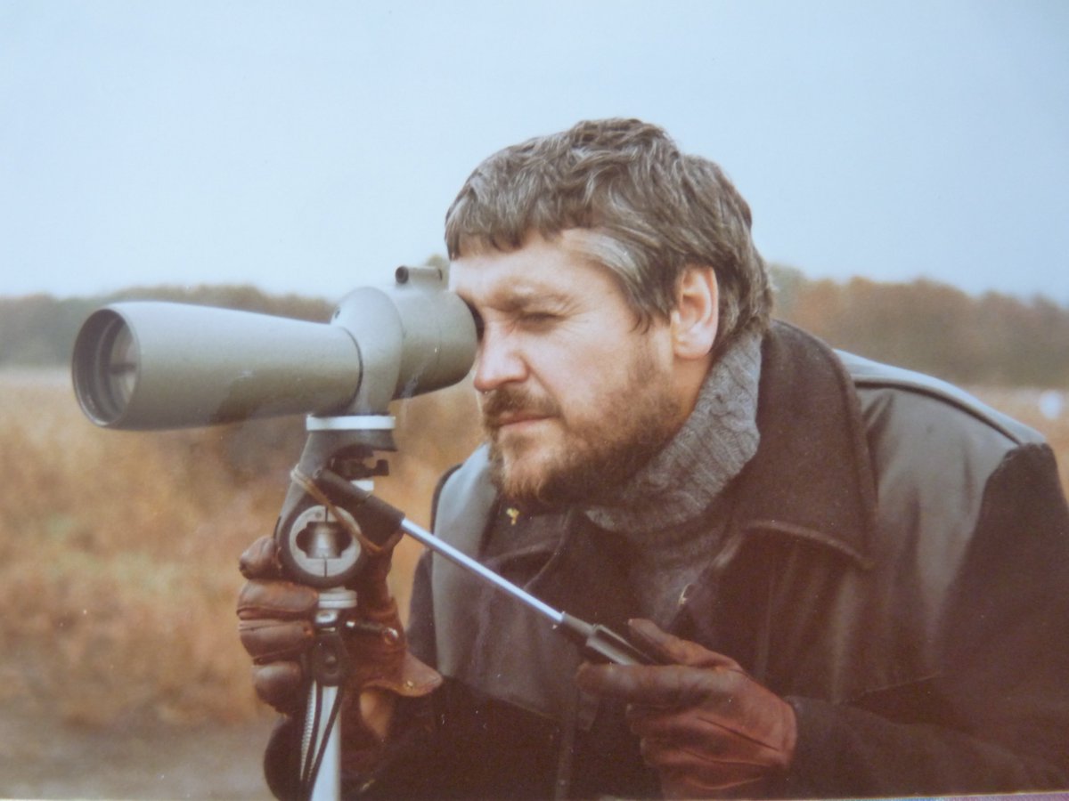 Yarmouthbirder's tweet photo. Another image from the past ! Norfolk birder Dave Holman watching a R.C.Pochard at Horsey Mere, November 1984. https://t.co/MQGUftYrQs