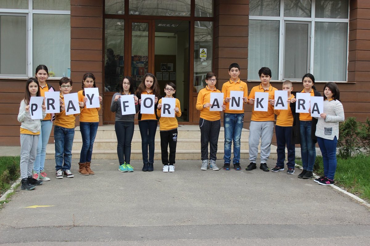 Romanian students send condolences to Turkey after terror attack in #Ankara.
#PrayForAnkara #Romania #Constanta