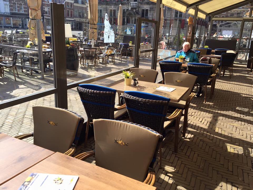 guldenabc's tweet photo. Nieuwe kussens op de stoelen van ons gevelterras!😍 https://t.co/3YKee8kAmp