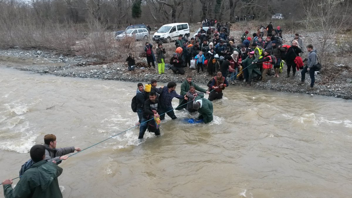AneIrazabal's tweet photo. Es inaceptable que 3 refugiados mueran cruzando un río en plena Europa y que otras mil se vean forzadas a hacerlo https://t.co/mSMdqo3ft0