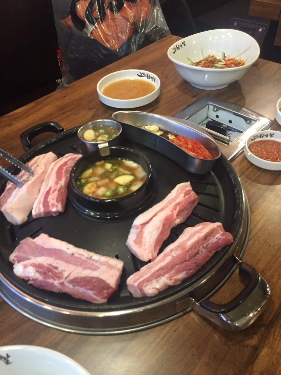 칼맞은 삼겹살 넘넘 마시게따.