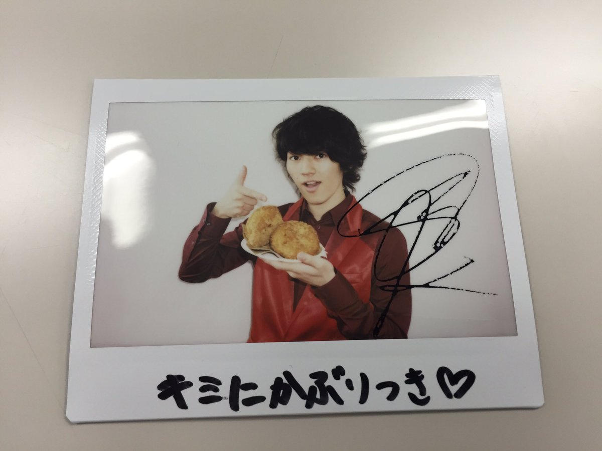 kimikabu's tweet photo. 第7回キミにかぶりつき、MASAKIのサイン入りチェキをプレゼント！
応募方法はフォロー&amp;RTお願いします。
締め切りは3月23日(水)12時です。
明日発売の紙面では4人バージョンのチェキをプレゼントします
#DISH #スポニチ https://t.co/xtj9WEPffo