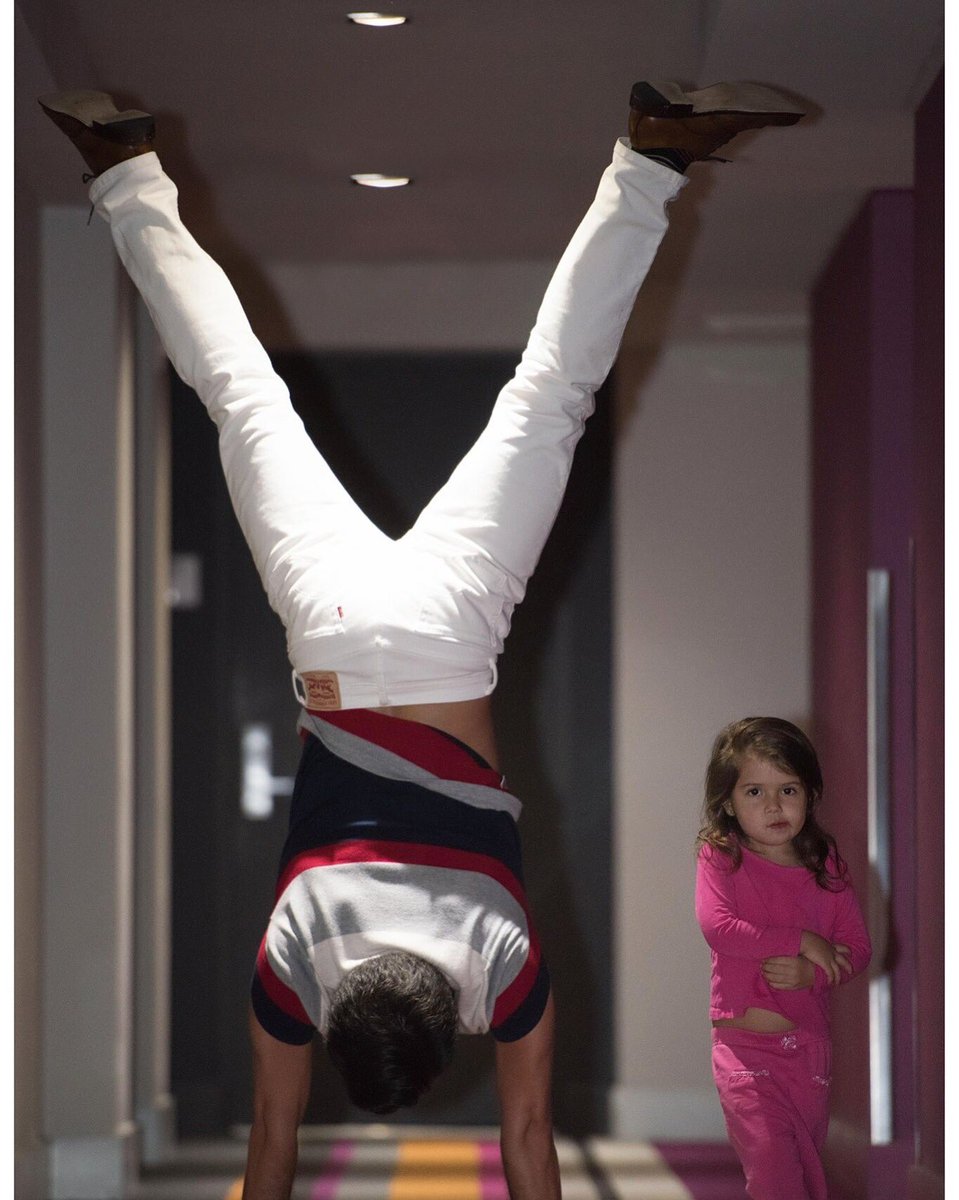 VikVertiz's tweet photo. #handstand #handstandlovers #wehandstand Handstanding by The side of a beautiful baby! https://t.co/90DYZxJifd
