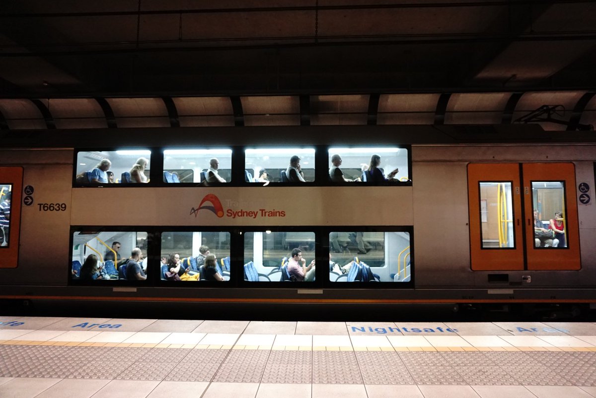 triandikaa's tweet image. Kereta sydney kalau rush hour tdk trlalu sesak,klu sepi terkadang serasa gerbong sendiri @Rhenald_Kasali #getlost113