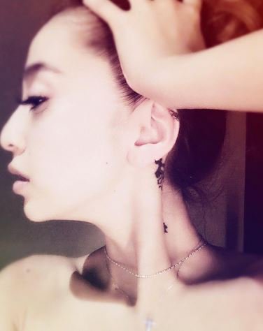 Grp ガールズ リサーチ プレス 公式 Ar Twitter 荒木さやかタトゥーまとめ 唇 首 腰 お尻 足元 手首といったオシャレタトゥーを公開 T Co P4keqhec91 T Co Eijj1ifpzw