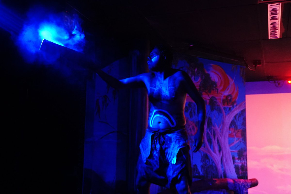 triandikaa's tweet image. Performance ritual 'smoking' yg biasa dilakukan org aborigin untuk mengusir hawa jahat @Rhenald_Kasali #getlost113