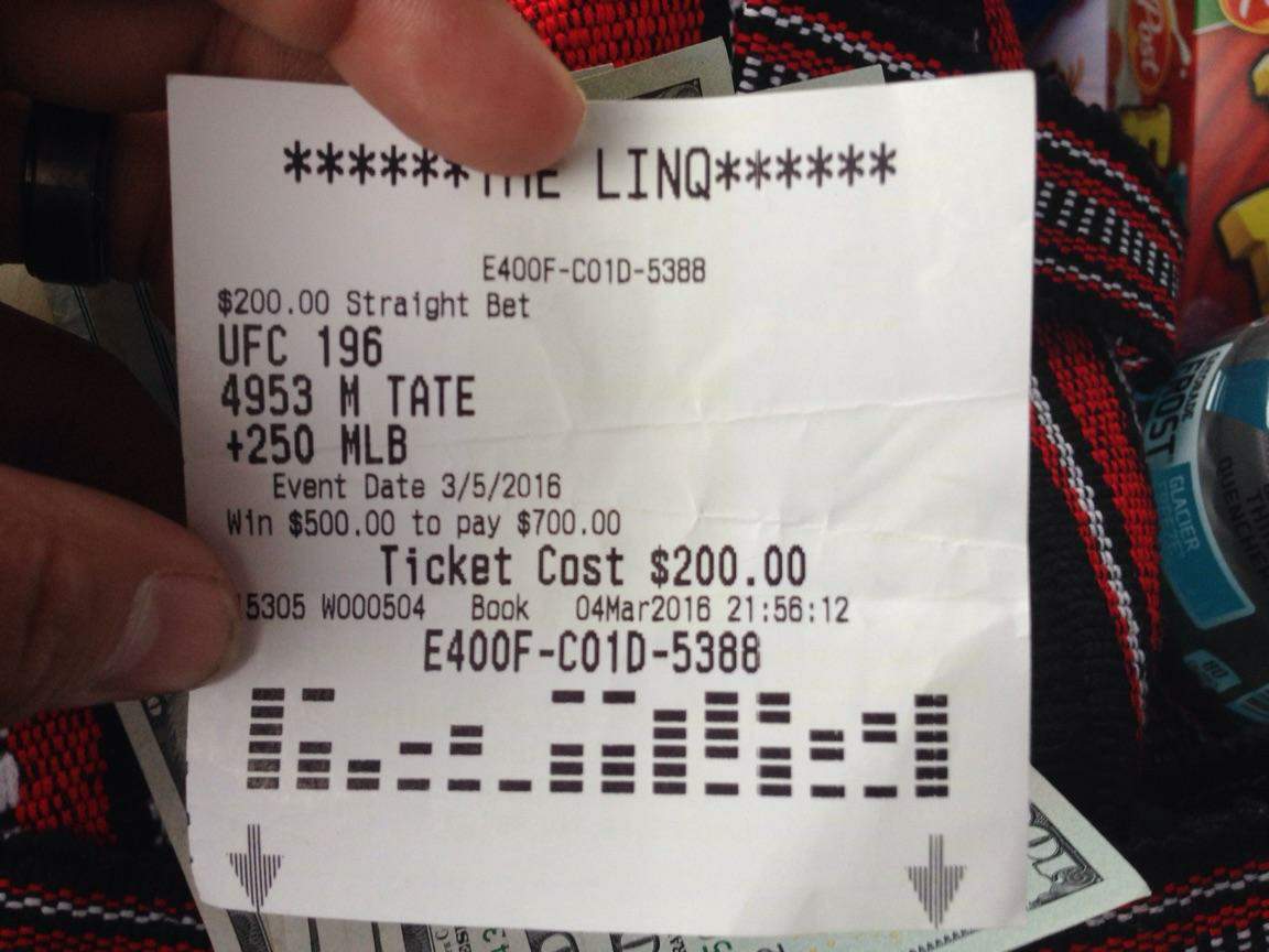 MONDO_ENT's tweet image. Congrats to a #UFC196 winner taking the former Strikeforce champ.