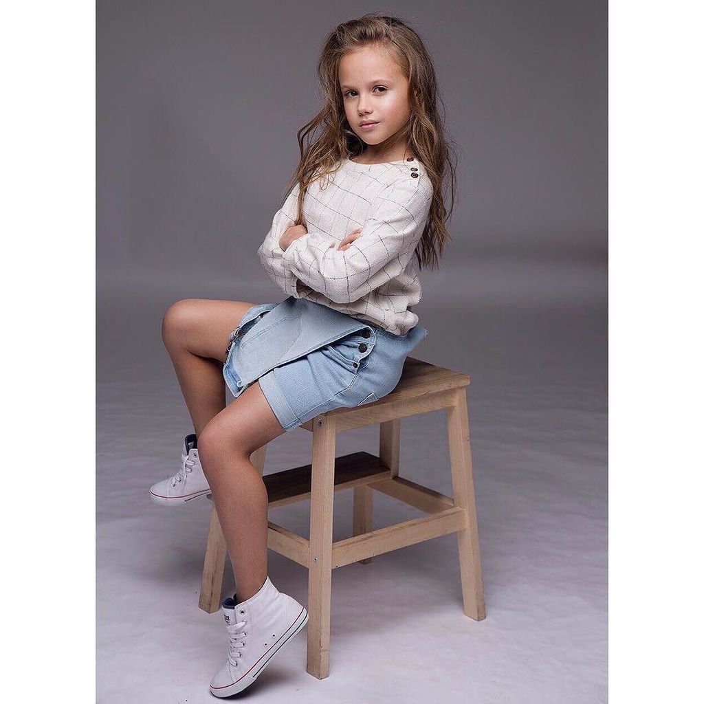 девочка 10 лет на кушетке. идеи для фотосессии детей 10 лет. анастасия князева в 16 лет. девочка 12 лет дома. девочка 10 лет для фейка.