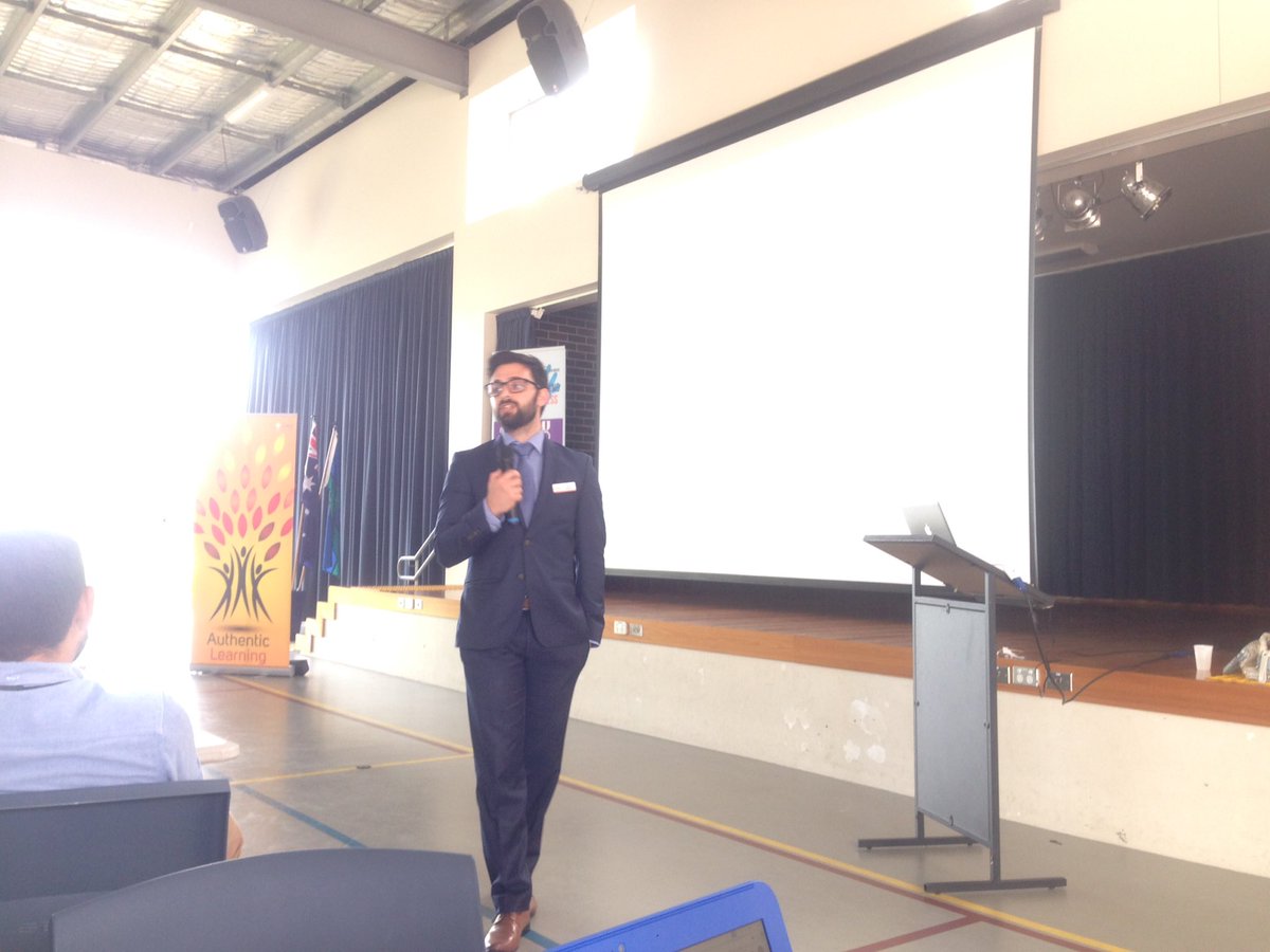 Great to see <a href="/jaceranieri/">Jason Ranieri</a> present Authentic class sites being made easy using slides! #authlearning