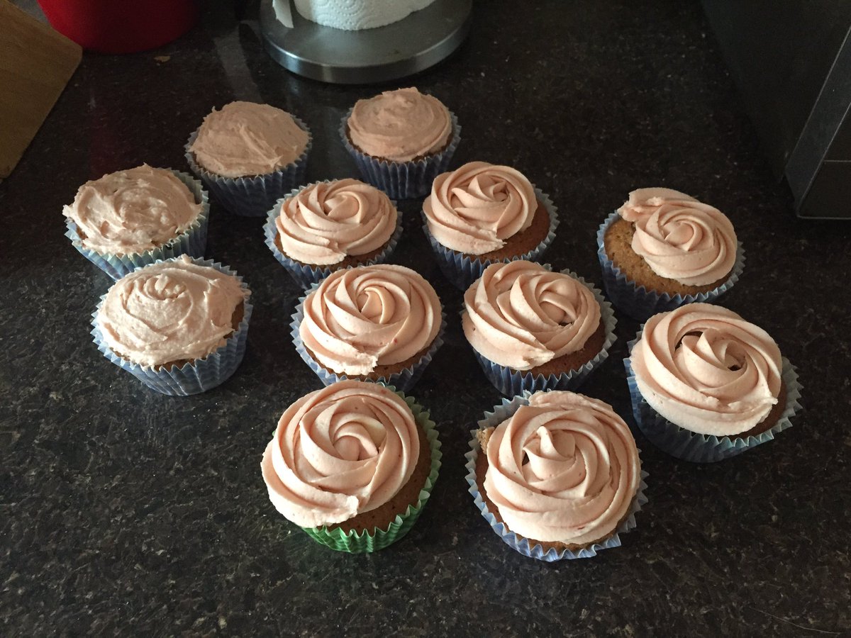 TLRKitchen's tweet image. Chocolate cupcakes with Nutella filling and raspberry butter cream. Yum!