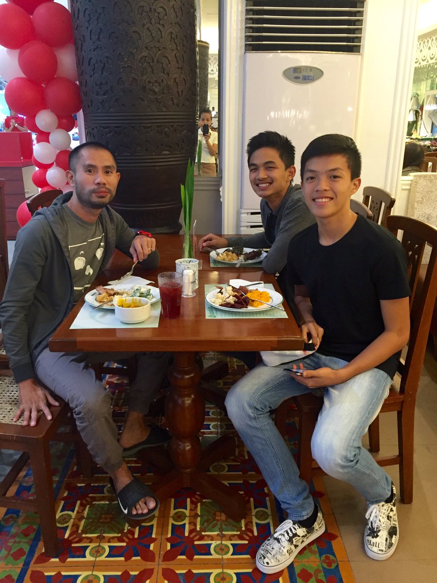 unakosj's tweet photo. @unakosj birthday celebration with the two chairmen! https://t.co/egUy0UM32g
