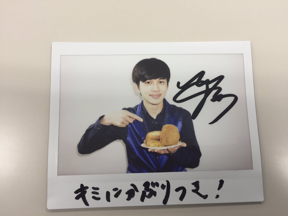 kimikabu's tweet photo. 第7回キミにかぶりつき、TAKUMIのサイン入りチェキをプレゼント！
応募方法はフォロー&amp;RTお願いします。
締め切りは3月23日(水)12時です。
明日発売の紙面では4人バージョンのチェキをプレゼントします
#DISH #スポニチ https://t.co/i0eiU7dtnM