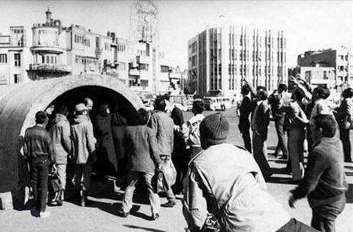 IranHistoryPics's tweet image. موشک باران تهران و پناه بردن مردم به پناهگاه
عده ای هم در حال نشان دادن موشک در آسمان
سال ۱۳۶۶