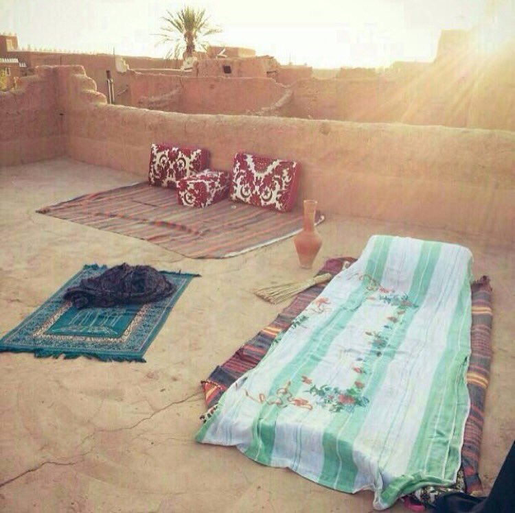 Alsayegh_2's tweet photo. من جلس هذه الجلسة فوق سطح البيت ..
أو نام هناك ليلاً .. فقد عاش أياماً لن تتكرر 😔
راحوا الطيبين 🌹
 .
، https://t.co/TPLEWwp177