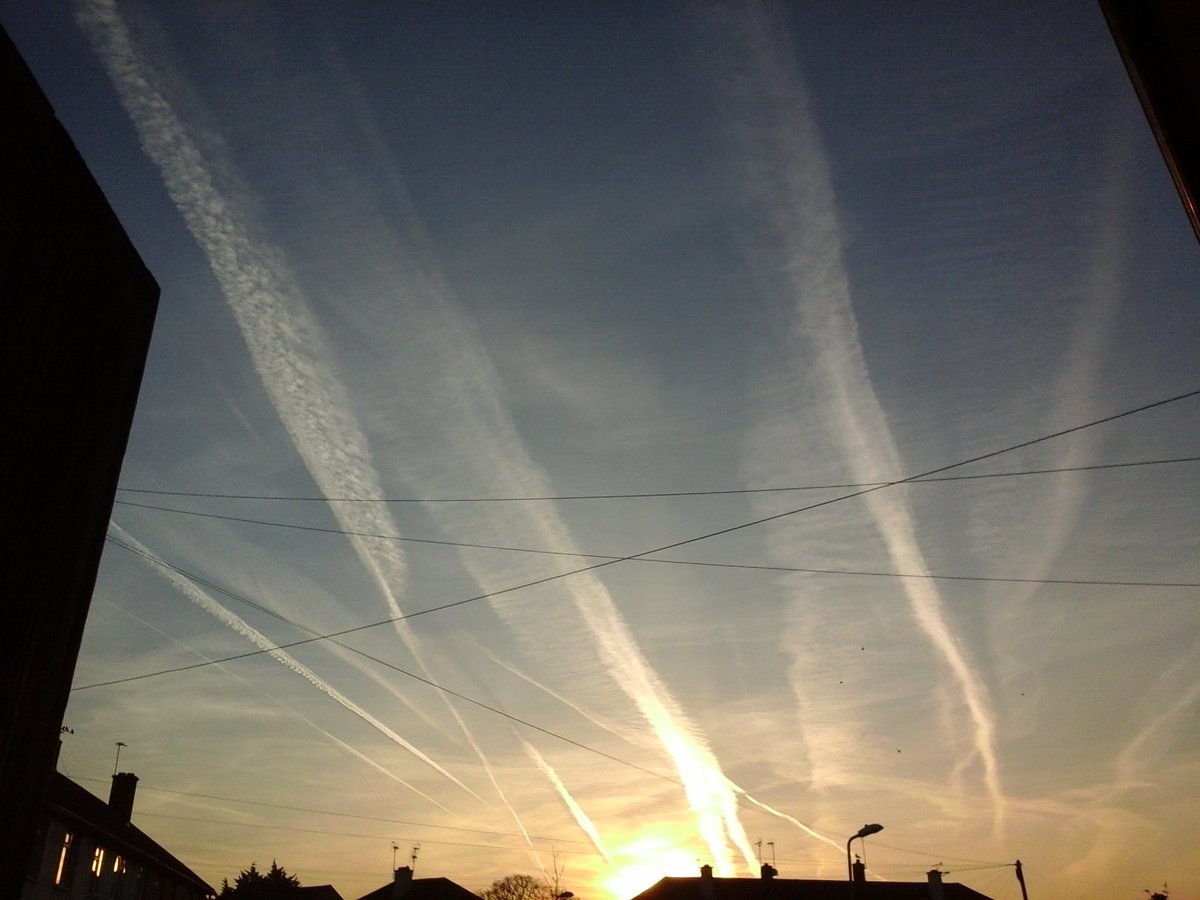 StrangeBosch's tweet image. @AboveTopSecret whilst southern uk -1C(29F)
#thereisaproblem
#geoengineering
East &amp;amp; West
Forecast say clear skies!?