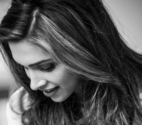 DeepikaHolics's tweet photo. Her grace and beauty have us all falling in love over and over again, don't you agree crazens? https://t.co/ThQL36AwV8