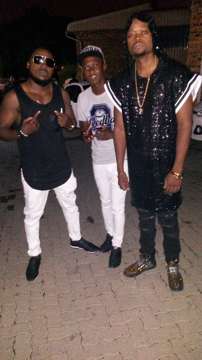 RealDjSaint's tweet photo. YSTRDAE SETTINGS AFTA THE VIDEO SHOO WT DJ CLEO;BUFF SOULJAH,DJ WAXY AFRICAS BEST AND MIX MASTER DJ SAINT
#BERRBOS https://t.co/WE37okXmHs