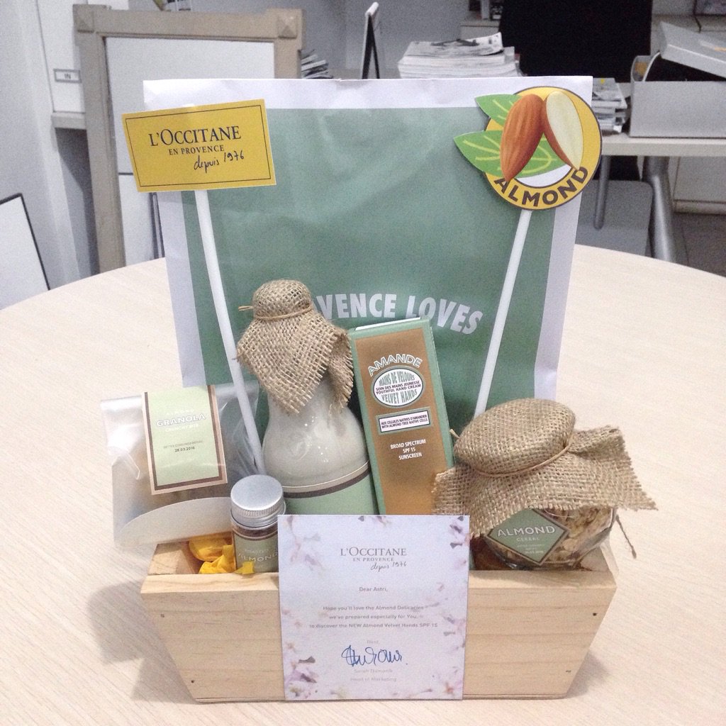 elleindonesia's tweet photo. Lovely gift from @loccitaneid almond delicacies, discover the new almond velvet hands SPF 15
#ELLEupdates #loccitane https://t.co/VTEmjpXLwG