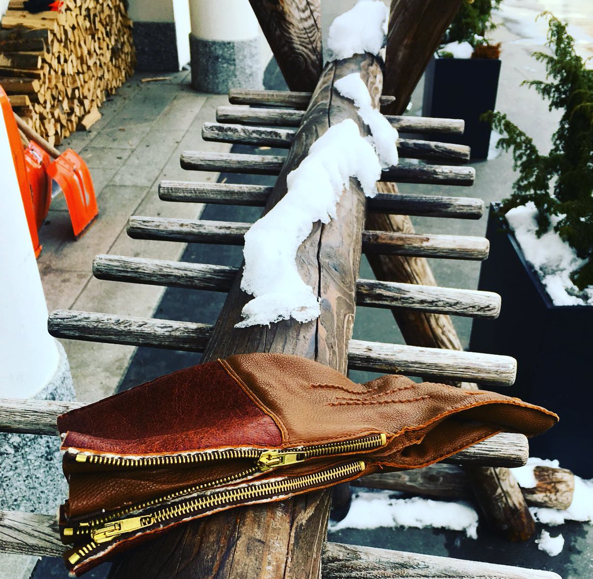 maisonfabre's tweet photo. Du nouveau pour les amateurs de 2 roues, Maison Fabre lance sa nouvelle ligne de gants en cerf, mouton&amp;cachemire! 🔜👊 https://t.co/mRWmoJdvch