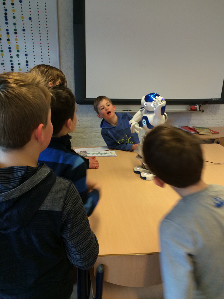 Crijnsschool's tweet image. Ze hebben er zin in! Bezoek in de klas. Geschiedenisles met de #onderwijsrobot in groep 4 #veelzijdigleren