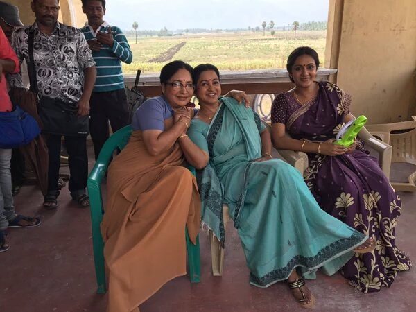 itsyuvayuvi's tweet photo. #SangiliBungiliKathavaThorae Shooting Spot @realradikaa #Sarala And #Devdarshini @RIAZtheboss @Actorjiiva https://t.co/3kaulizN0e
