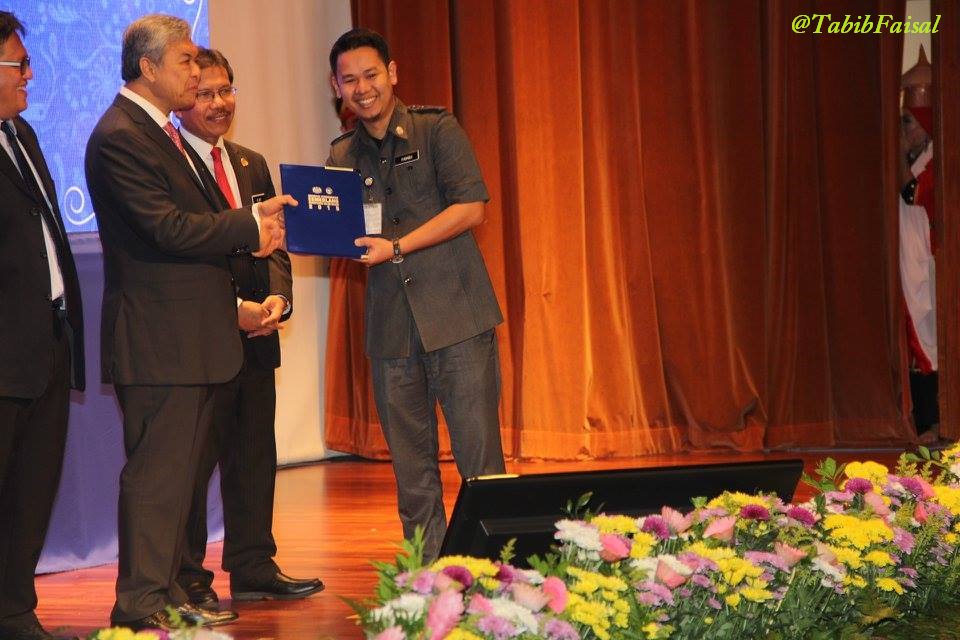 aciksurya's tweet photo. RT @relamalaysia AnugerahPerkhidmatanCemerlangKDN. !0Mac2016 #Tahniah warga RELA https://t.co/JnNwspWY0M