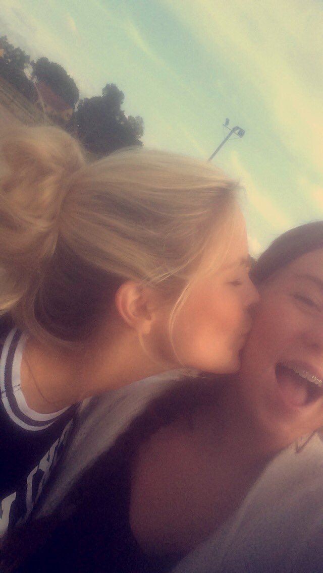 AnnaAhrle's tweet photo. Stort grattis till min bästa vän på 20-års dagen😍🎉🍾DU ÄR GULD VÄRD!!!! Saknar dig något enormt hjärtat❤@Lindaboliin https://t.co/goHKSPj6a0