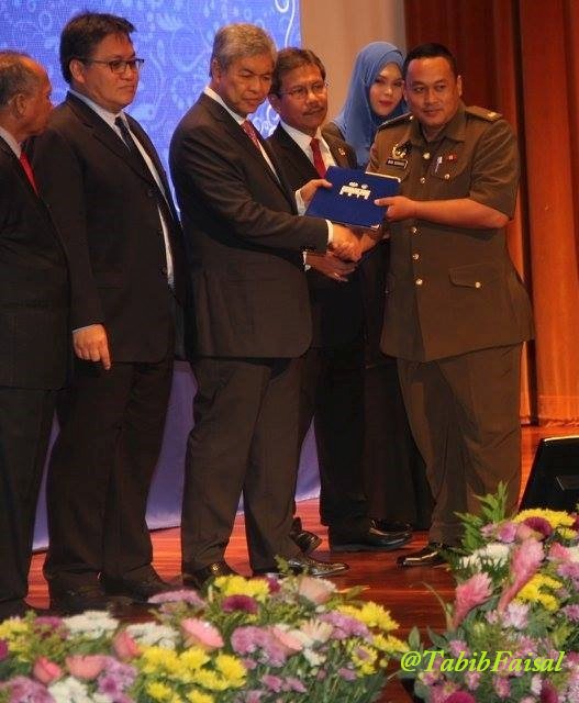 relamalaysia's tweet photo. 10Mac2016. WargaRELA terima AnugerahPerkhidmatanCemerlangKDN oleh DS @Zahid_Hamidi . TAHNIAH https://t.co/43i4JlXYEH