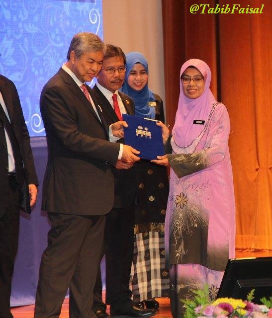 aciksurya's tweet photo. RT @relamalaysia AnugerahPerkhidmatanCemerlangKDN 10Mac2016. Tahniah warga #RELA https://t.co/zv55sWhkEW