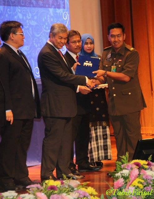 aciksurya's tweet photo. RT @relamalaysia AnugerahPerkhidmatanCemerlangKDN 10Mac2016. Tahniah warga #RELA https://t.co/zv55sWhkEW