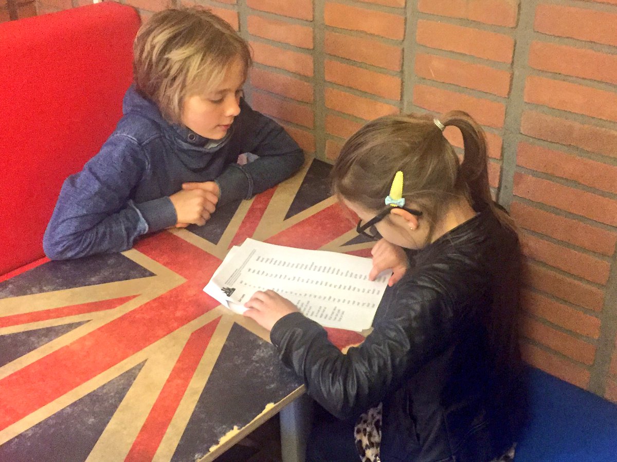MeesterDanielvH's tweet photo. De kinderen van groep 7 lezen samen met kinderen van groep 4b. #tutorlezen https://t.co/3VsB5ZYTLG