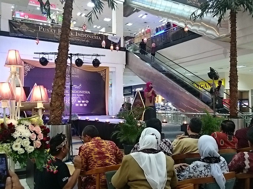 Sambutan pembukaan Pusat Batik Indonesia oleh ibu Walikota Depok Elly Farida. DCC hadir sebagai undangan.