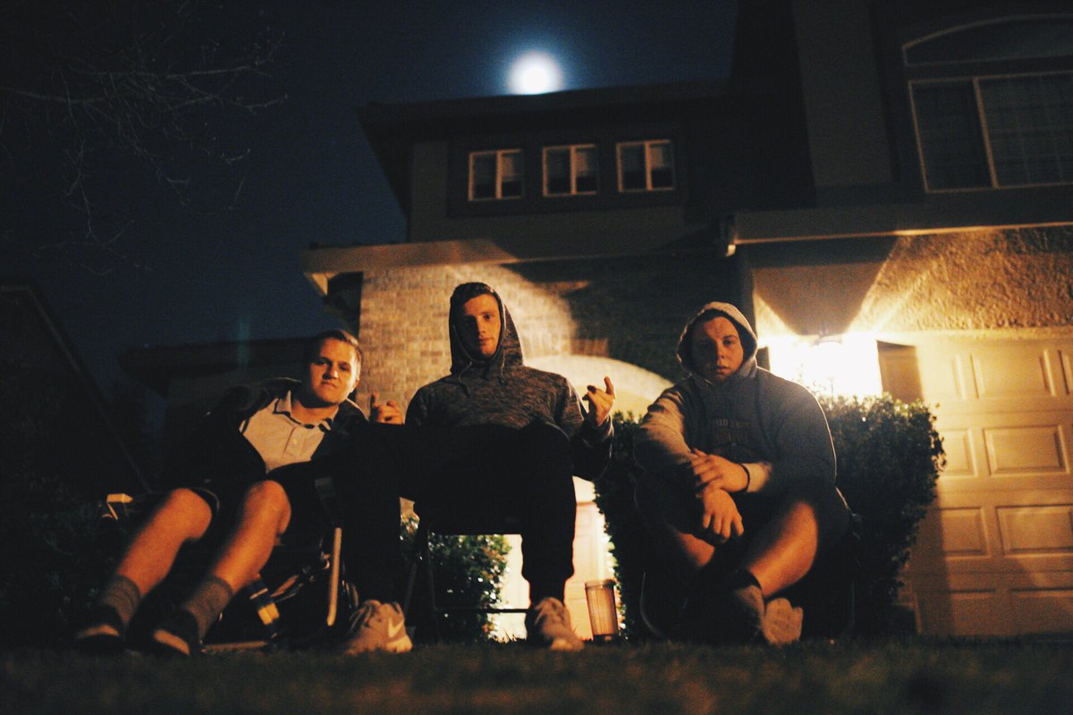 ADPphotos's tweet photo. Full moon's bring out the wolves 🌕☁️ https://t.co/INqNcP9kvt
