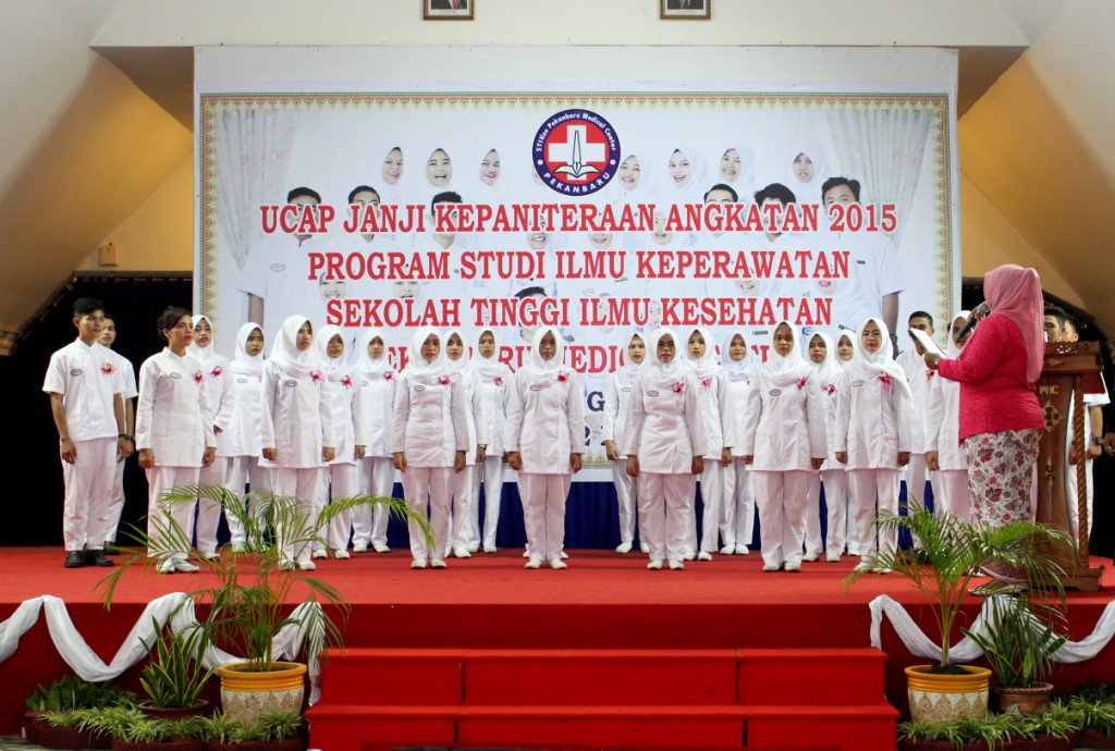 PmcPku's tweet photo. Ucap Janji Kepaniteraan Mahasiswa Keperewatan STIKes PMC T.A. 2015 / 2016 https://t.co/sEQqtvgd7k