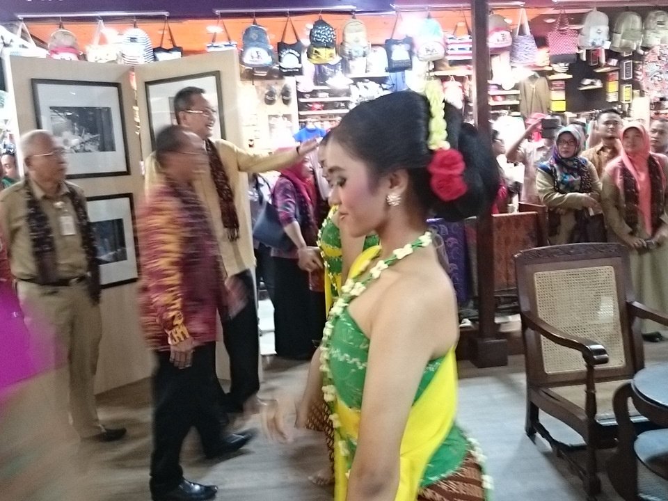 Sambutan tarian pembukaan Pusat Batik Indonesia di Detos