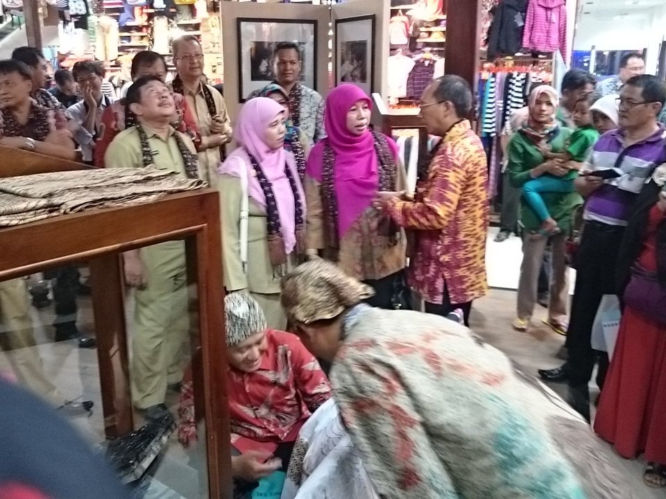 Ibu Walikota Depok Elly dan Mall Director Detos Bpk Sutikno di depan batik tulis. <a href="/DepokTownSquare/">DETOS</a>